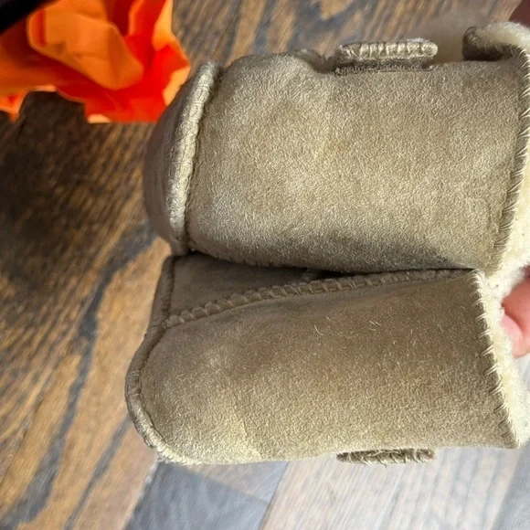 Erin UGG baby moccasin boots - Picture 7 of 9